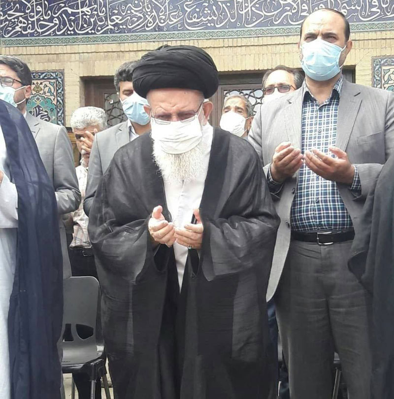 مراسم نصب پرچمهای عزای ماه محرم در پیادهراه سبزه میدان زنجان با حضور معظم له