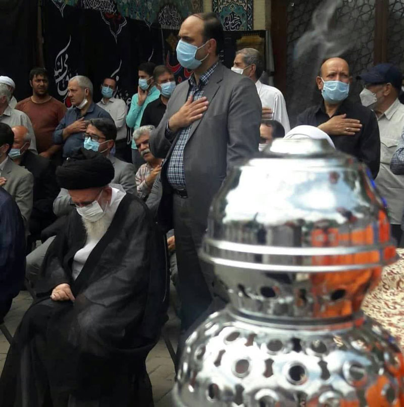 مراسم نصب پرچمهای عزای ماه محرم در پیادهراه سبزه میدان زنجان با حضور معظم له