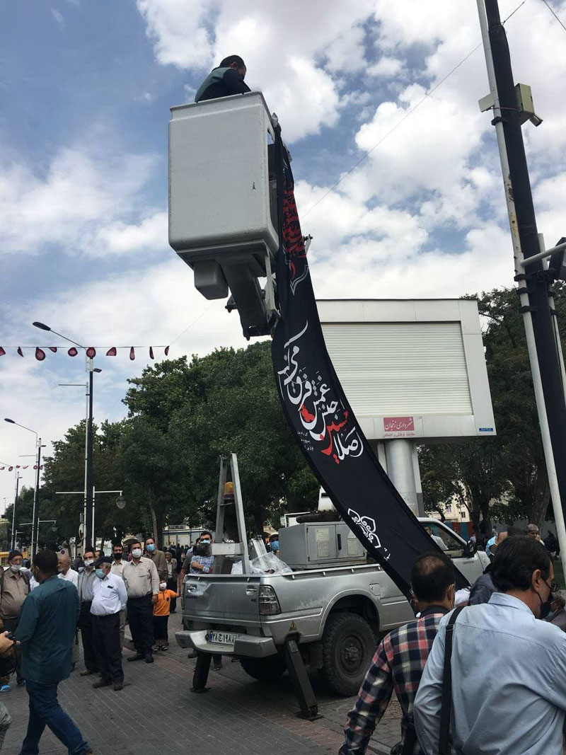 مراسم نصب پرچمهای عزای ماه محرم در پیادهراه سبزه میدان زنجان با حضور معظم له