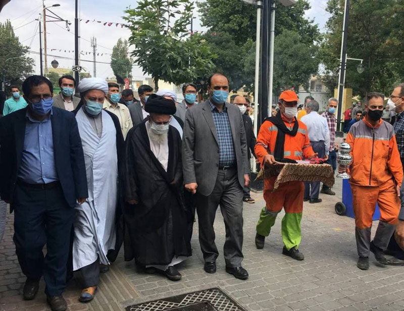 مراسم نصب پرچمهای عزای ماه محرم در پیادهراه سبزه میدان زنجان با حضور معظم له