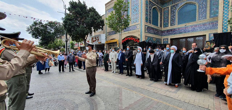 مراسم نصب پرچمهای عزای ماه محرم در پیادهراه سبزه میدان زنجان با حضور معظم له